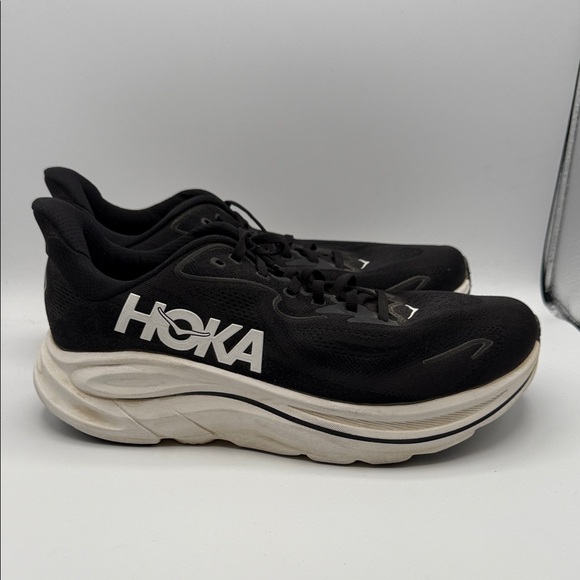 Hoka Clifton 10 Men’s 10 2E wide Black and White Athletic Sneakers S24